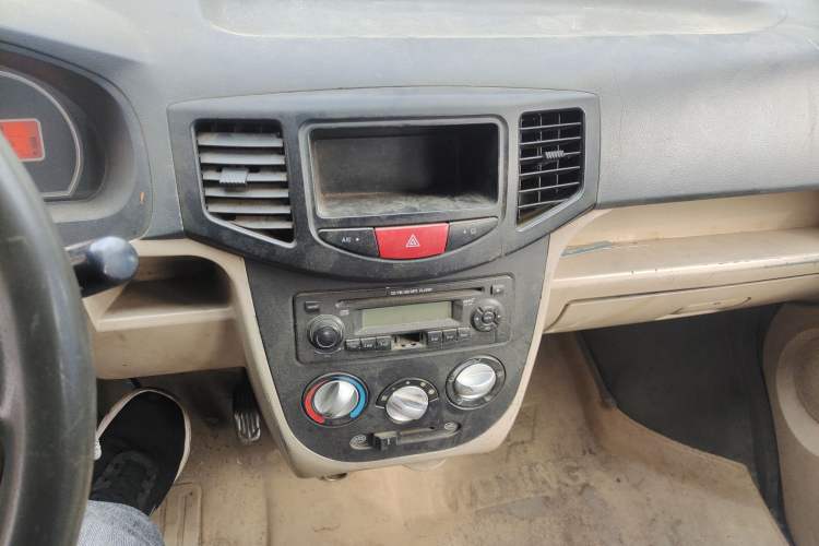 Used BAIC Weiwang 306 2011 1.3L Comfort version 7 seats Audio And AC Panel