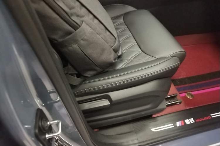 Used Wuling Asta 2022 2.0L DHT Electric-Speed Version Right Front Seat