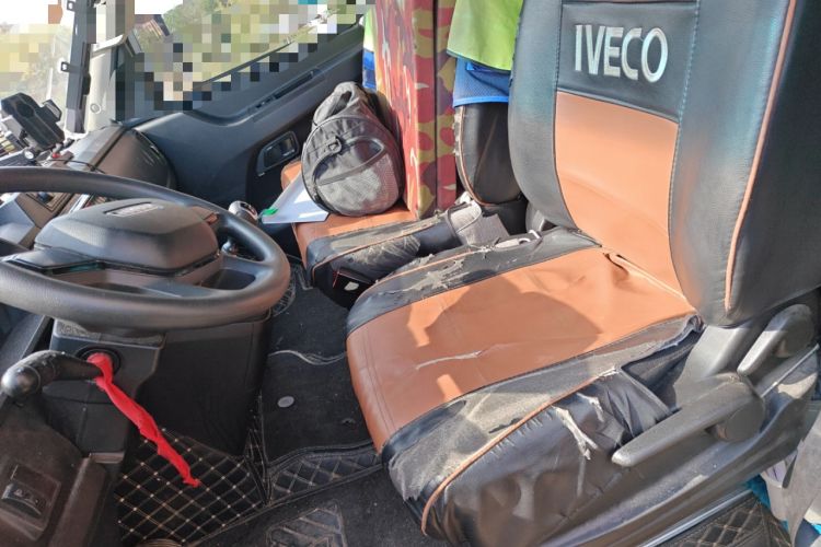 Used Iveco Daily 2023 2.5T V37 Van Long Wheelbase Mid-Roof Design Dual Tires Side-Swing Doors 2-3 Seater