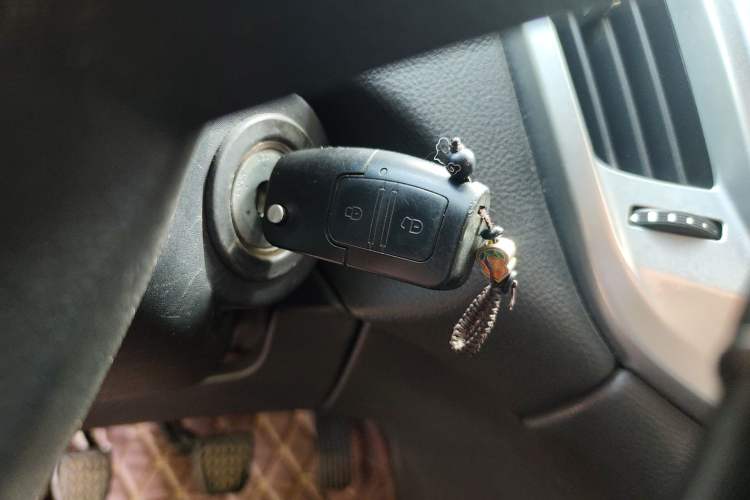 Used JMC Yusheng S350 2013 2.4T Manual Two-Wheel Drive Diesel Luxury Edition 5 Seats Vehicle Key