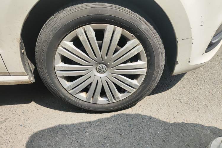 Used Volkswagen Polo 2016 1.6L Automatic Comfort Model Right Front Wheel Hub