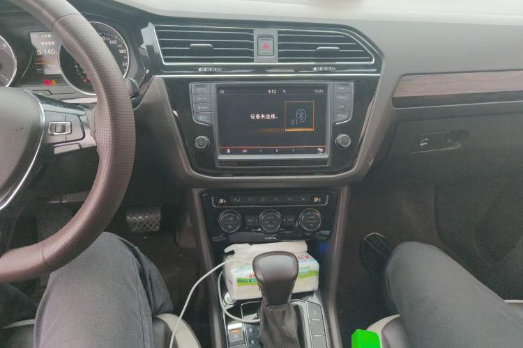 Used Volkswagen Tiguan L 2017 380TSI Automatic All-Wheel-Drive Luxury Edition Audio And AC Panel