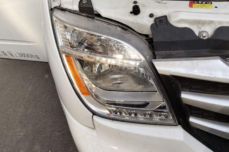 Used SAIC MAXUS Xintu V80 2021 2.0T PLUS AMT Van Short Wheelbase Mid-Roof Design 3 Seats
