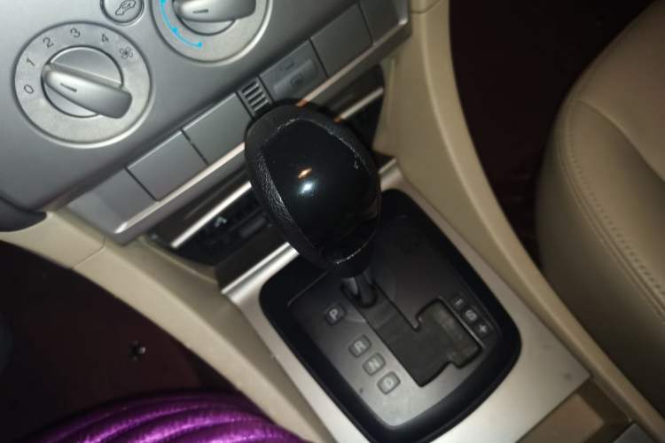 Used Ford Focus 2011 Hatchback 1.8L Automatic Fashion Edition Gear Lever