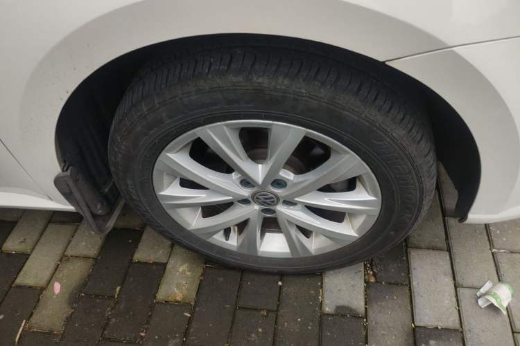 Used Volkswagen Lavida 2015 1.6L Automatic Comfort Edition Right Front Wheel Hub