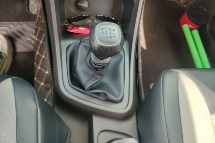 Used Wuling Hongguang V 2022 1.5L Jingqu Edition Electric-Assist LAR Gear Lever