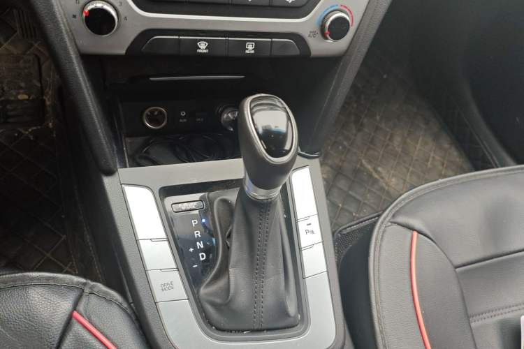 Used Hyundai Elantra (6th Generation / Lingdong) 2016 1.6L Automatic ZhiXuan · Luxury Version Gear Lever