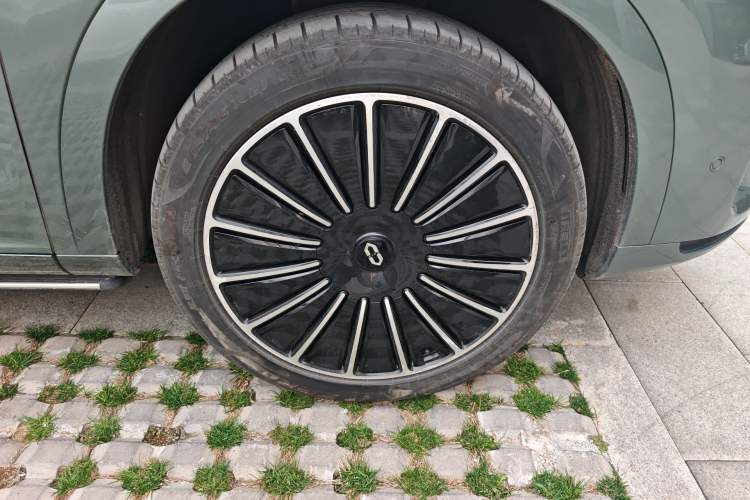 Used Hima AITO M7 2022 1.5T Four-Wheel Drive Flagship Edition Right Front Wheel Hub