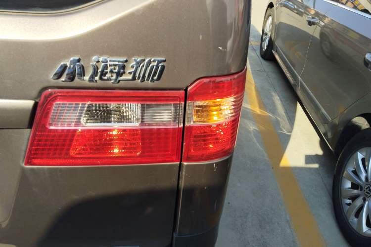 Used Jinbei Hiace X30 2023 1.5L Super-Comfortable Passenger Van 5/6/7-Seater Non-Air-Conditioned Version Model SWC15M
