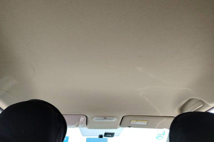 Used Venucia R50 2015 1.6L Manual Fashion Edition
