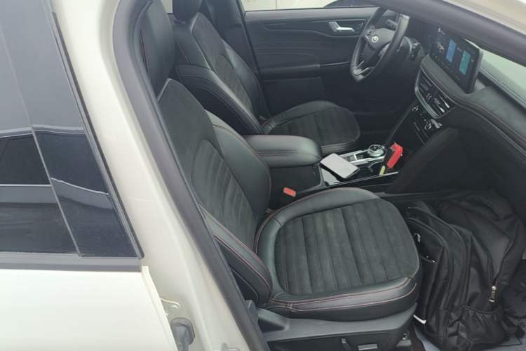 Used Ford Escape 2020 EcoBoost 245 Four-Wheel Drive ST-LINE Deluxe Edition Right Front Seat