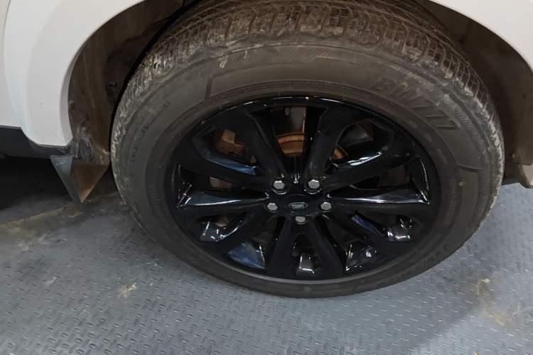 Used Land Rover Discovery 2013 3.0 SDV6 HSE Diesel Edition Right Front Wheel Hub