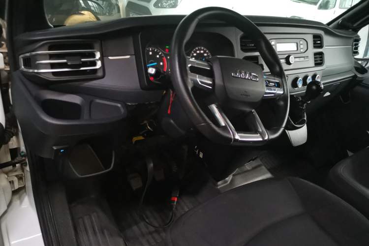 Used JMC Fushun 2022 2.0T Manual Multi-Function Passenger Vehicle Short Wheelbase Low Roof 6-Seater