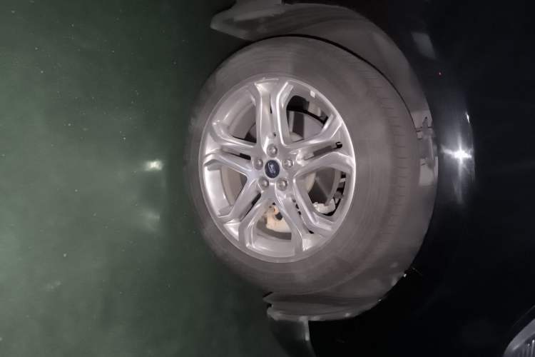 Used Ford Edge 2016 EcoBoost 245 Four-Wheel Drive Titanium Edition 7-Seater Right Front Wheel Hub