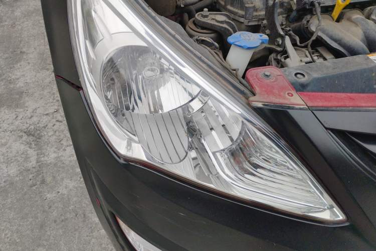 Used Hyundai Verna (older generation) 2010 Sedan 1.4L Automatic Luxury GLS Trim Right Front Headlight