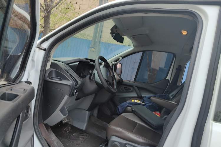 Used Ford Transit 2020 2.0T Gasoline Automatic Multi-Function Commercial Vehicle Mid-axle Low-roof Design with Dual Rear Doors Meeting China VI Emission Standards