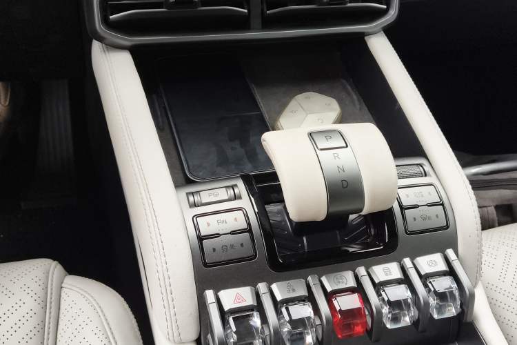 Used Formula Leopard Titanium 3 2025 501KM All-Wheel Drive Intelligent Driving Ultra Version Gear Lever