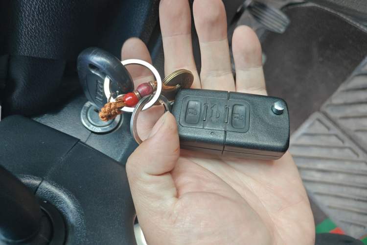 Used Iveco Daily 2022 2.5T A37 M1 Passenger Van 5-9 Seats Long Wheelbase Mid-Roof Design Dual Tires Side Sliding Doors
