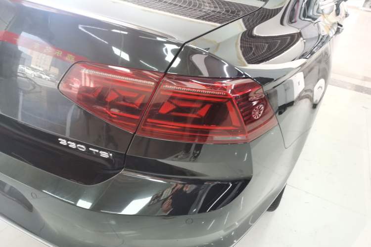 Used Volkswagen Magotan 2023 2 Million Units Limited Edition 330TSI DSG Leading Version Right Rear Taillight