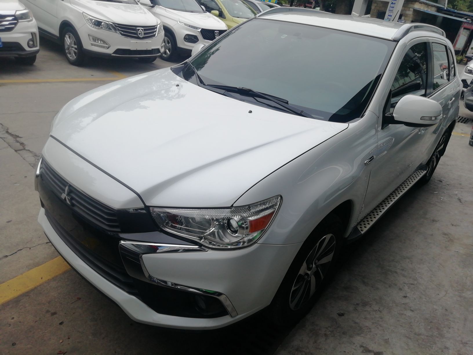 Под передней частью автомобиля