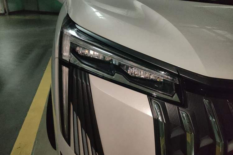 Used GAC Trumpchi M8 2024 Master Series 400T Prestige Edition Right Front Headlight