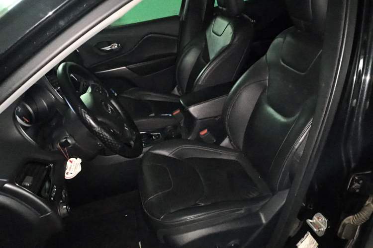 Used Jeep Cherokee 2019 2.0T Two-Wheel Drive Smart Enjoyment Version China VI
