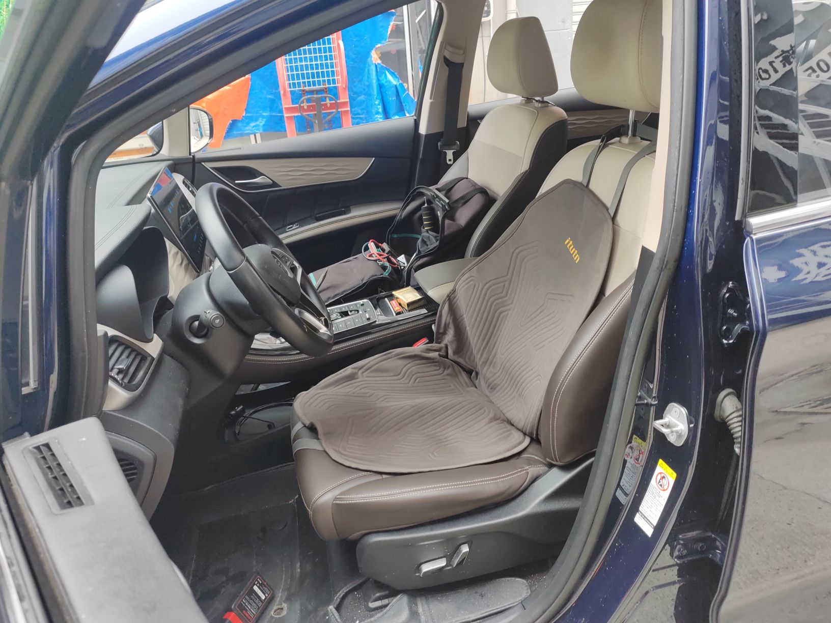 المقاعد الأمامية داخل السيارة