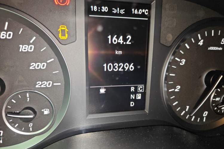 Used Mercedes-Benz Vito 2021 2.0T Business Version 7 Seats Odometer Close Up