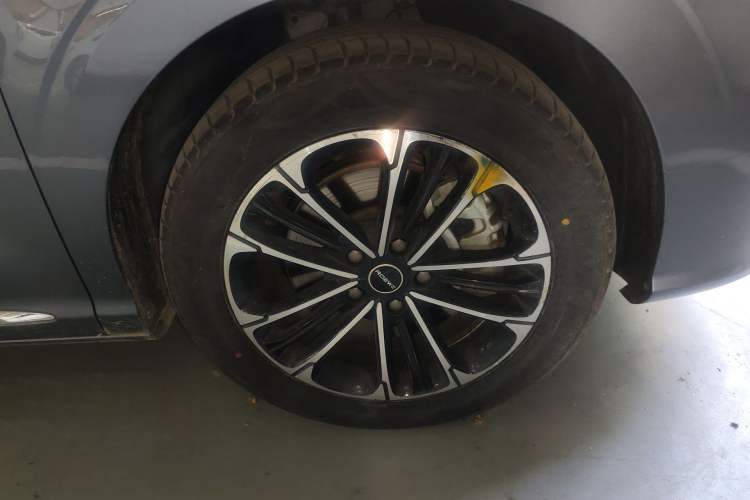 Used Roewe iMAX8 2021 Model 400TGI Exclusive Version for Key Accounts Right Front Wheel Hub