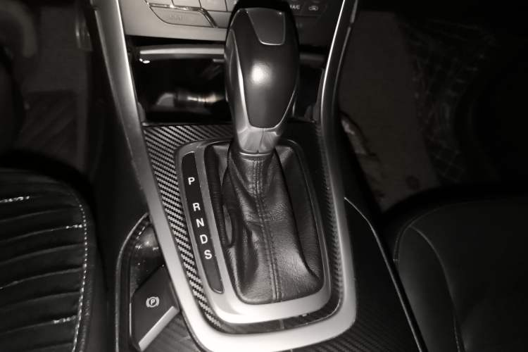 Used Ford Edge 2016 EcoBoost 245 Four-Wheel Drive Titanium Edition 7-Seater Gear Lever