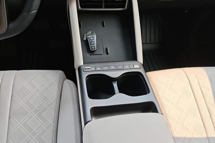 Used BYD Yuan UP 2025 Intelligent Driving Version 401 KM Dynamic Edition Gear Lever