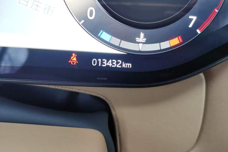 Used Land Rover Range 2024 3.0 L6 400 PS Extended Luxury Edition Odometer Close Up