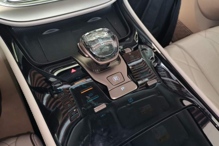 Used Denza D9 2022 DM-i 1040 Prestige Model
