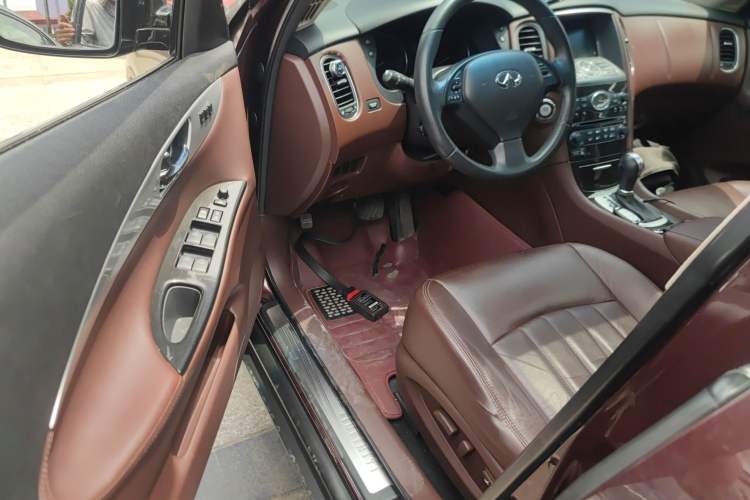 Used Infiniti QX50 2013 2.5L Two-Wheel-Drive Elegant Edition
