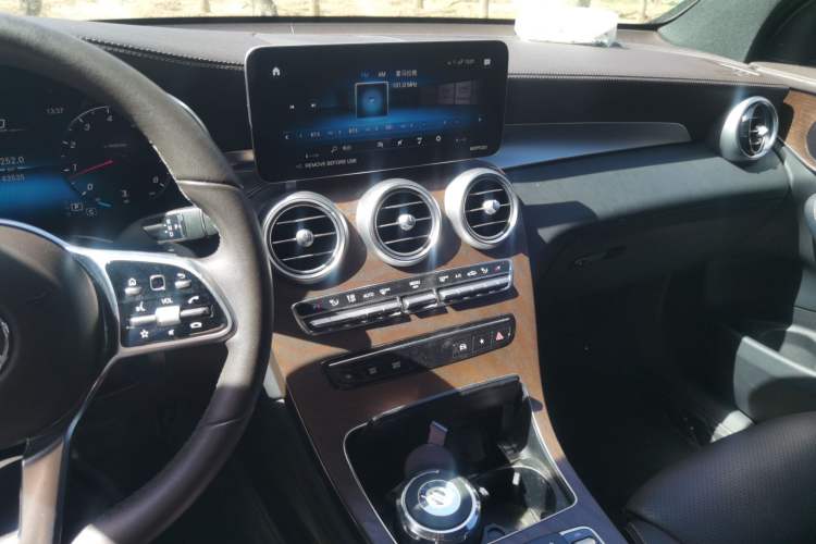 Used Mercedes-Benz GLC 2022 Second Facelift GLC 260 L 4MATIC Luxury Edition Audio And AC Panel