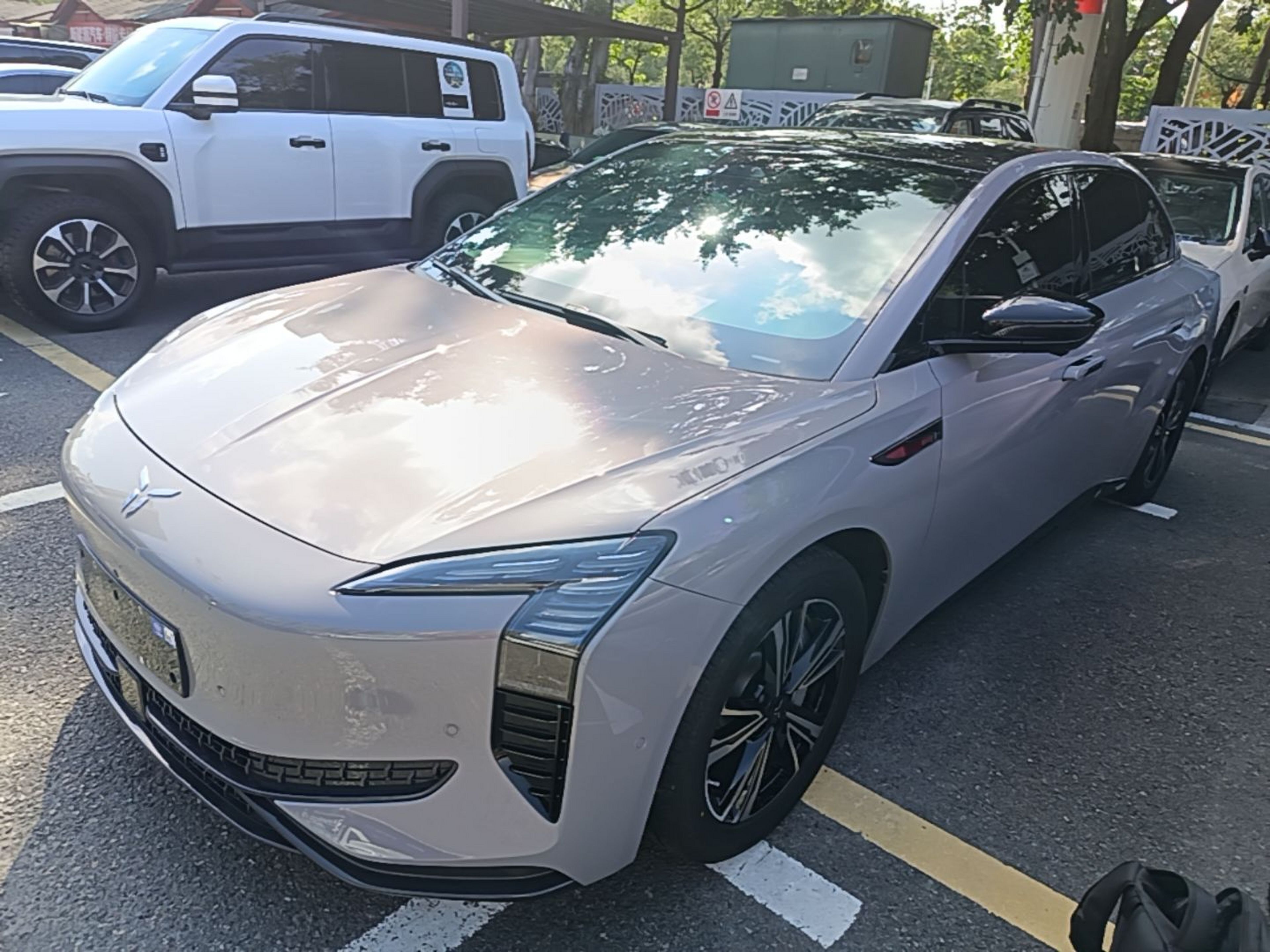 Под передней частью автомобиля