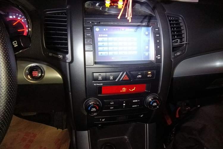 Used Kia Sorento 2012 2.4L Gasoline Supreme Edition Audio And AC Panel