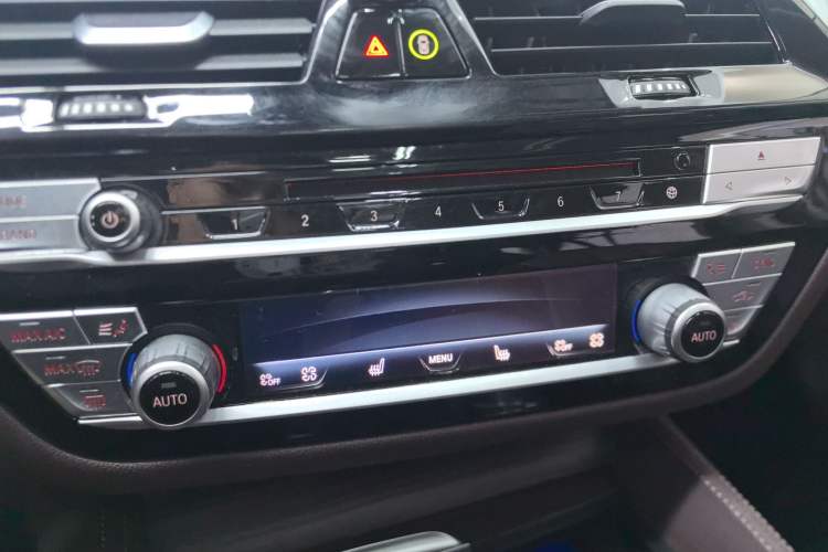 Used BMW 5 Series New Energy 2019 530Le Luxury Package Audio And AC Panel