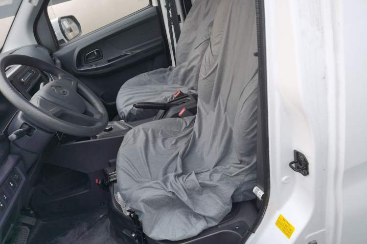 Used Chana Ruixing EM80 2025 Passenger Version Comfort Model 6 Seats 260 km Range Liftback Door 60 kW