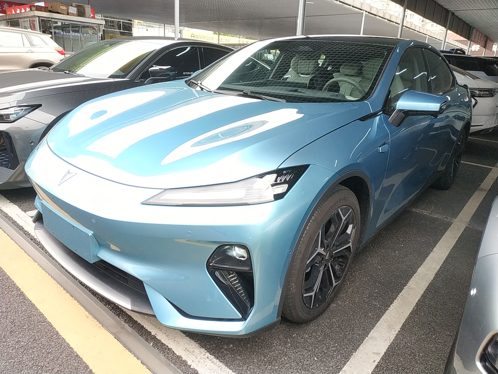 Под передней частью автомобиля