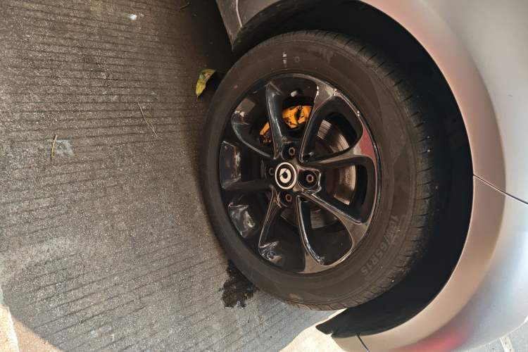 Used smart fortwo 2015 1.0L 52 kW hardtop Dynamic version Right Front Wheel Hub