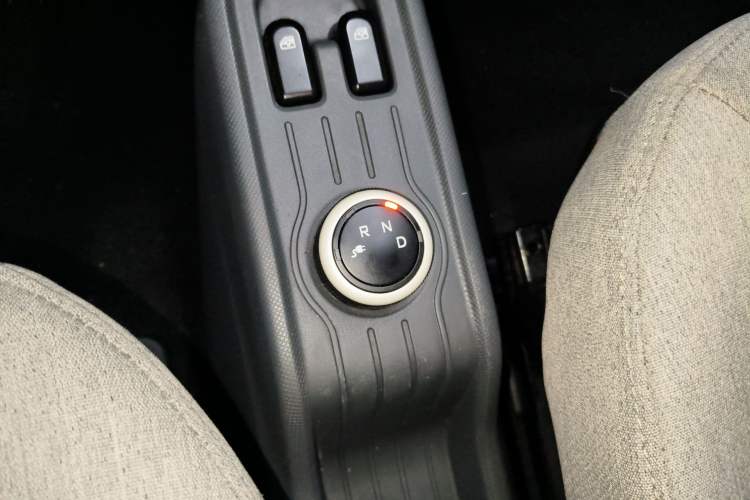 Used Wuling Hongguang MINIEV 2021 Macaron Fashion Model Lithium Iron Phosphate Gear Lever