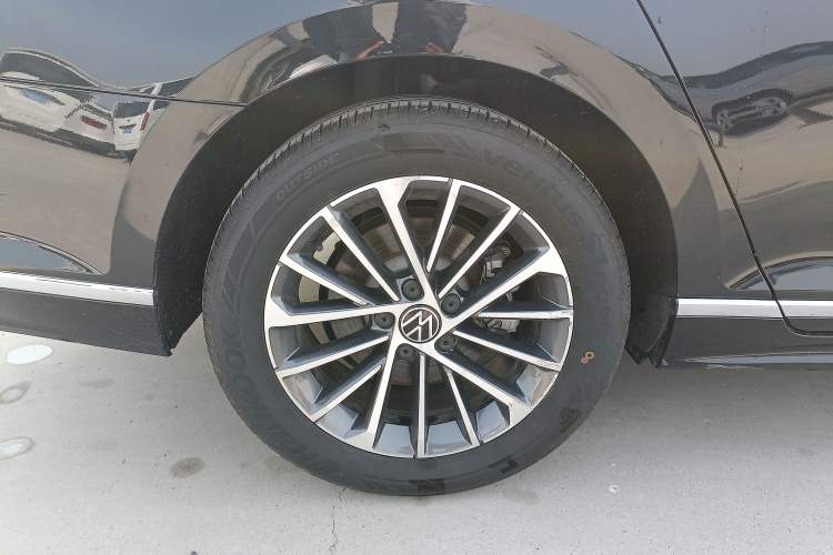 Used Volkswagen Magotan 2023 2 Million Units Limited Edition 330TSI DSG Leading Version Right Rear Wheel Hub