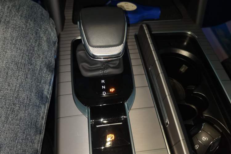 Used Hongqi HS7 PHEV 2024 2.0T PHEV Four-Wheel Drive Flagship Edition 6 Seats
