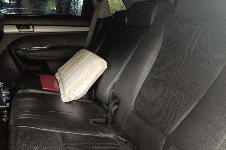 Used Kia Sorento 2013 2.4L 7-Seater Gasoline Luxury Version China IV Standard Left Rear Seat