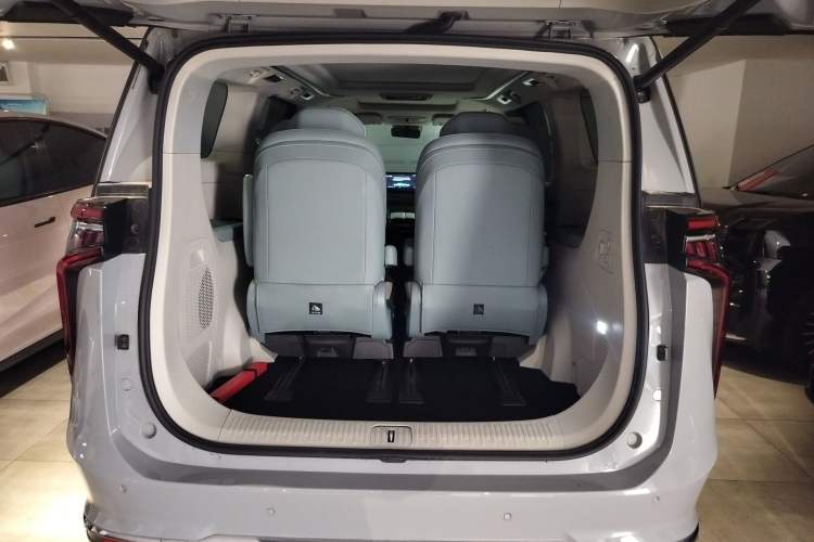 Used SAIC MAXUS Dajia 9 2022 Long-Range High-Mountain Six-Seater Version Trunk