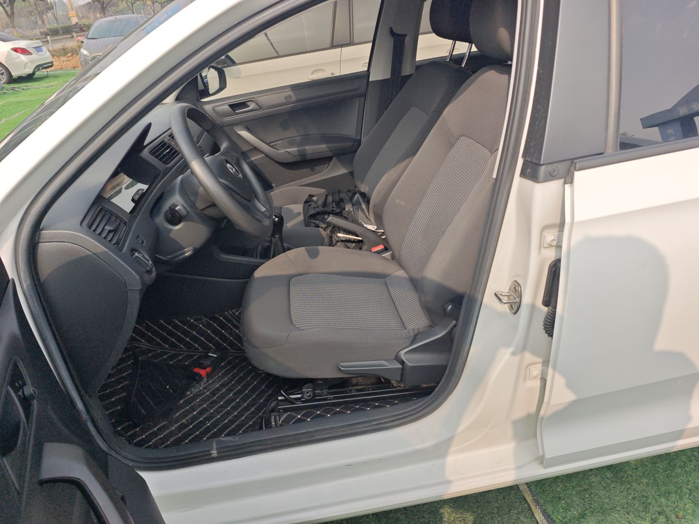 Переднее сиденье в автомобиле