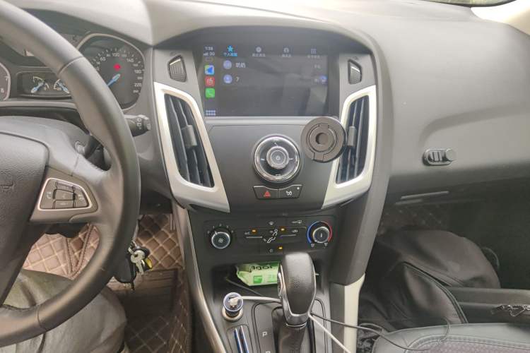 Used Ford Focus 2015 Hatchback 1.6L Automatic Comfort Model Audio And AC Panel