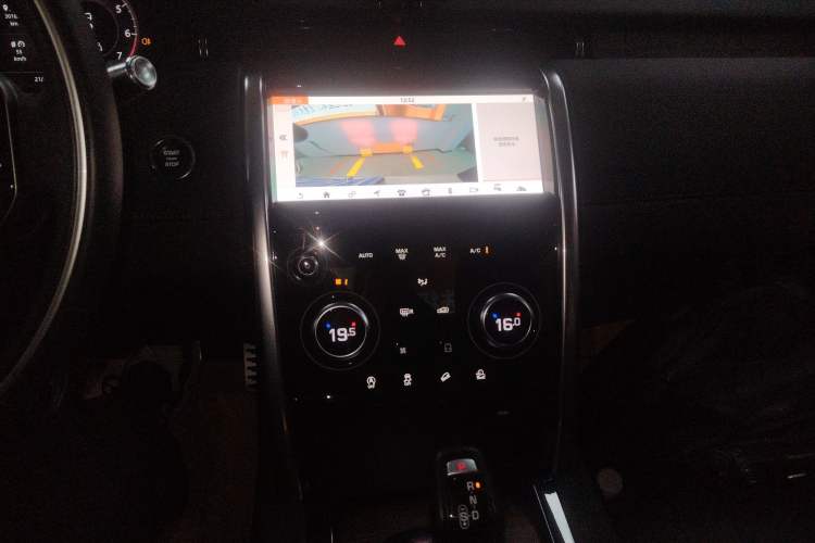 Used Land Rover Discovery Sport 2020 249 PS R-Dynamic Performance Edition Audio And AC Panel