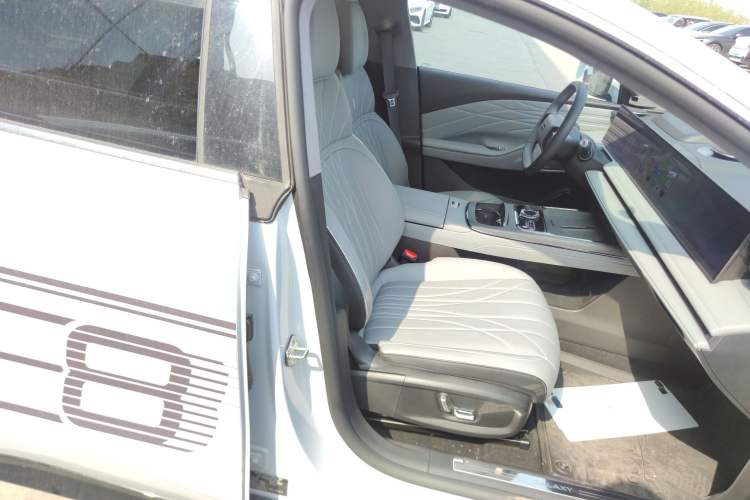 Used Geely Galaxy E8 2025 700 km Long-Range Intelligent Driving Version Right Front Seat